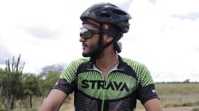 Un cycliste qui utilise Strava.