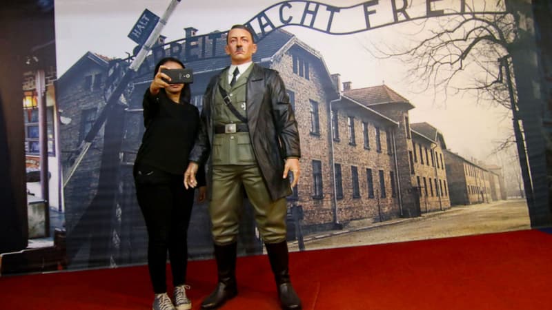 Une femme se prend en selfie avec la statue d'Hitler du musée De Mata de Yogyakarta en Indonésie, le 10 novembre 2017