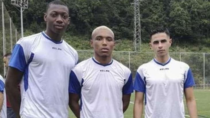 Le chanteur Youka (au centre) lors de son passage au Real Aviles