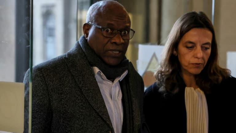 L'ancien médecin rwandais, Sosthène Munyemana, arrive à la cour d'assises de Paris, accompagné de son avocate Me Florence Bourg, le 14 novembre 2023