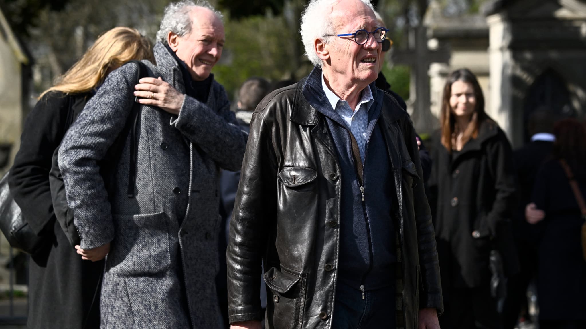 Les réalisateurs Jean-Pierre Dardenne et Luc Dardenne le 26 mars 2025 au Père Lachaise pour les obsèques d'Emilie Dequenne