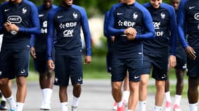 Dimitri Payet entouré de la jeune génération