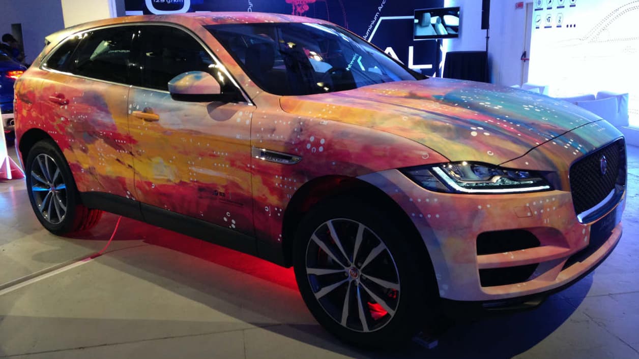 Quatre SUV F-Space sont exposés, peints de différentes manières. Quatre SUV F-Space sont exposés, peints de différentes manières.