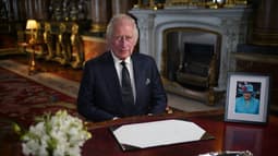 Le roi Charles III prononce un discours télévisé à la nation et au Commonwealth depuis le salon bleu du palais de Buckingham à Londres, le 9 septembre 2022, un jour après le décès de la reine Elizabeth II