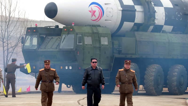 Kim Jong-un met en scène le lancement d'un missile balistique nord-coréen dans une vidéo théâtrale