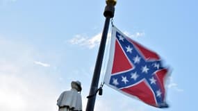 La gouverneure de Caroline du Sud, Nikki Haley, a appelé lundi à retirer le drapeau confédéré qui flotte sur une esplanade devant le Parlement de l'Etat et reste un symbole controversé du Sud des Etats-Unis et de l'esclavage