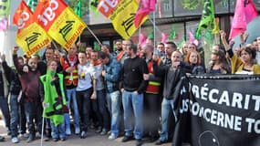 Cheminots et intermittents du spectacle en grève se sont rassemblés mercredi devant le siège du PS Nord.