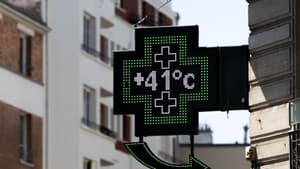 Une pharmacie indiquant une température extérieure à 41°C pendant la canicule le 1er juillet 2025 à Paris