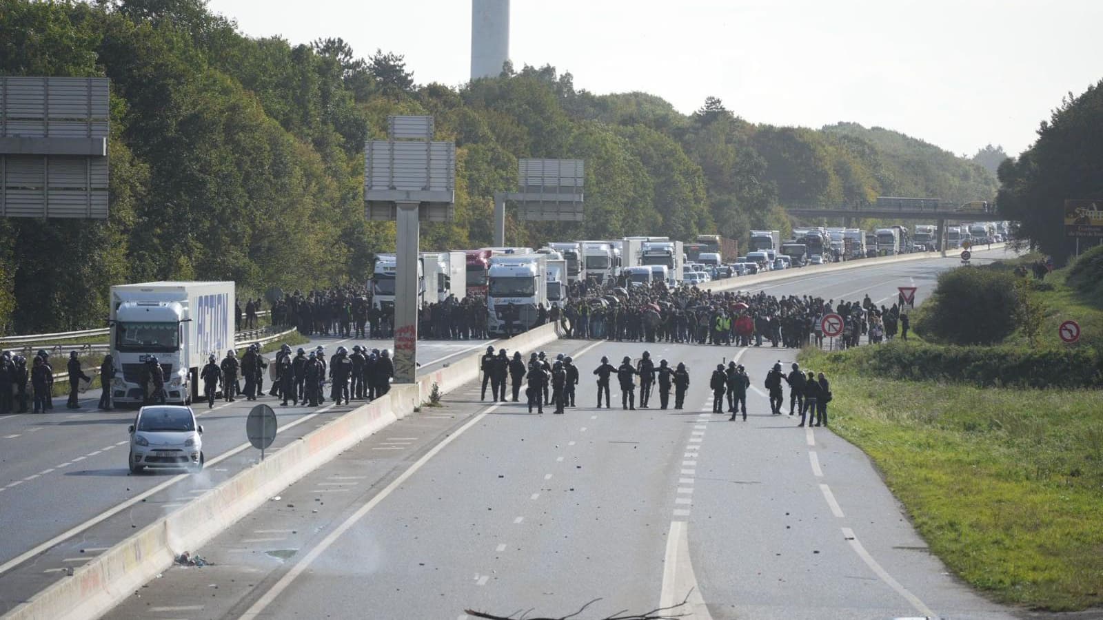 Des gendarmes font face à des manifestants sur la rocade de Rennes