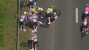 La chute dans laquelle a été pris Mathieu van der Poel sur le Tour des Flandres, 6 avril 2025