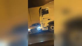 Une voiture traînée par un camion-citerne dans le tunnel des Monts à Chambéry 5Savoie) le mardi 2 décembre 2025.