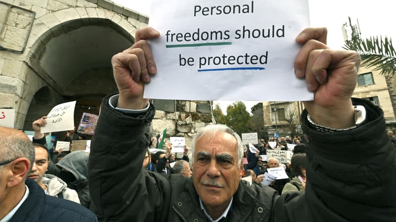 "De telles décisions ne passeront pas": des centaines de Syriens manifestent contre les restrictions à la vente d'alcool à Damas