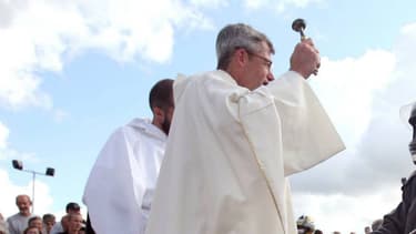 Le père Jean-François Audrain bénit des motards en 2008 alors du traditionnel Pardon de Porcaro, qui célèbre la "Madone des motards" depuis 30 ans dans ce petit village du Morbihan
