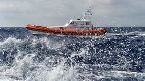 Un bateau des garde-côtes (Guardia Costiera) au large de la Sicile le 5 octobre 2013.