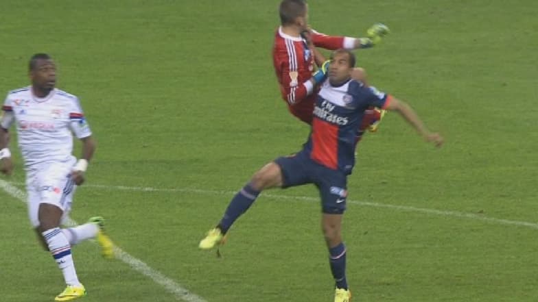 OL-PSG : Lopes heurte Lucas à l'extérieur de la surface