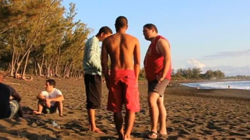 C'est au large de la plage de l'Etang-Salé, à La Réunion, qu'un nageur a eu la jambe sectionnée par un requin.