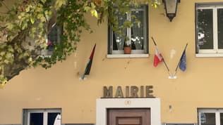 Le drapeau palestinien hissé sur la façade de la mairie de Thoard