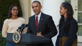 Barack Obama et ses filles Sasha et Malia, le 25 novembre 2015.