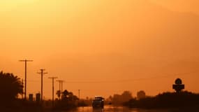 Des véhicules circulent sur l'autoroute lors d'une vague de chaleur à Thermal, en Californie, le 10 juillet 2021 (photo d'illustration)