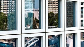 Reflet d'un quartier d'affaire de Tel-Aviv dans les vitres d'un immeuble - Israël dispose de la deuxième plus grande concentration de start-up sur son sol, juste derrière la Silicon Valley