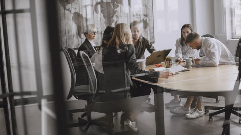 Il baisse dans le privé mais augmente dans le secteur public: stable au premier trimestre, l'emploi salarié échappe encore aux conséquences de la guerre au Moyen-Orient