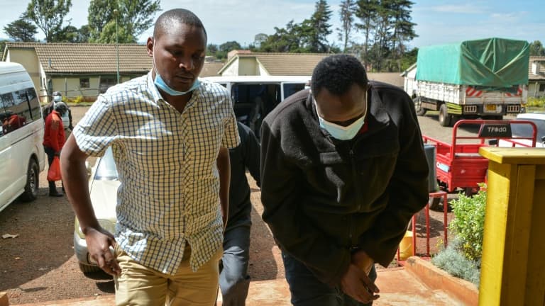 Ibrahim Rotich (droite), le mari de de l'athlète kényane assassinée mi-octobre Agnes Tirop, lors de son arrestation à Mombasa le 18 octobre 2021