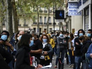 Des personnes masquées font la queue devant un laboratoire d'analyses médicales pour passer un test de dépistage du Covid-19, le 29 août 2020 à Paris