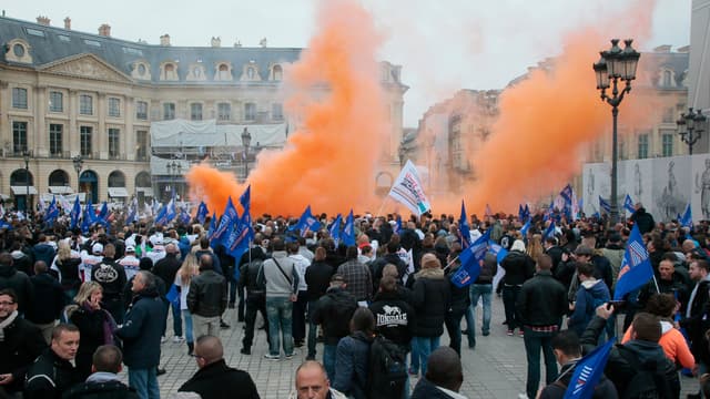 Plusieurs centaines de policiers se sont rassemblés sous les fenêtres du ministère de la Justice, mercredi 14 octobre.