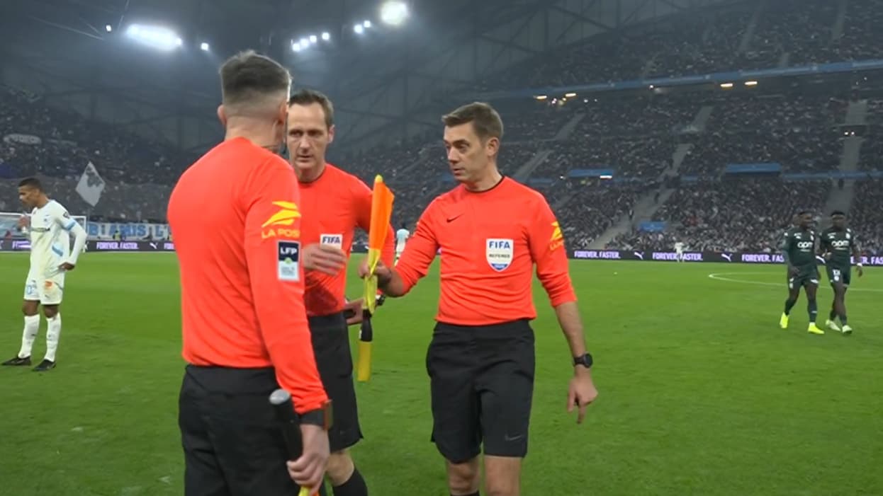 L'arbitre de touche Benjamin Pagés se blesse lors de Marseille-Monaco, le 1er décembre 2024.