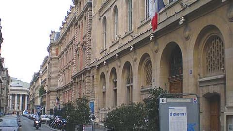 Rue de la Banque à Paris, là où étaient installés les sans-abris, avant d'être délogés