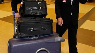 Membres de l'équipage du vol Qantas QF6 effectuant la liaison entre Singapour et Sydney et qui a dû faire demi-tour après une avarie moteur. L'avion, un Boeing 747, qui transportait plus de 400 passagers, s'est posé sans encombre à son point de départ. /P