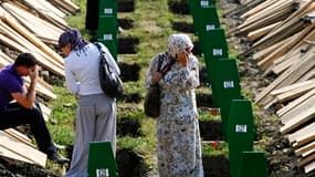 Plusieurs centaines de milliers de musulmans bosniaques ont assisté au Mémorial de Srebrenica-Potocari dimanche à l'inhumation de 755 victimes du massacre de Srebrenica récemment identifiées, quinze ans après les faits. /Photo prise le 11 juillet 2010/REU