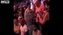 Mike Tyson balance un coup de coude à un fan lors de la pesée de Mayweather-Pacquiao
