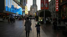 Femme avec un garçon dans les rues de Shanghai en Chine, le 24 février 2022
