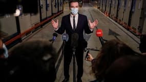 Olivier Véran, le ministre de la santé s’en prend à ces élus qui s’offrent des « coups de com » avec la Covid-19.
A-t-il raison?

