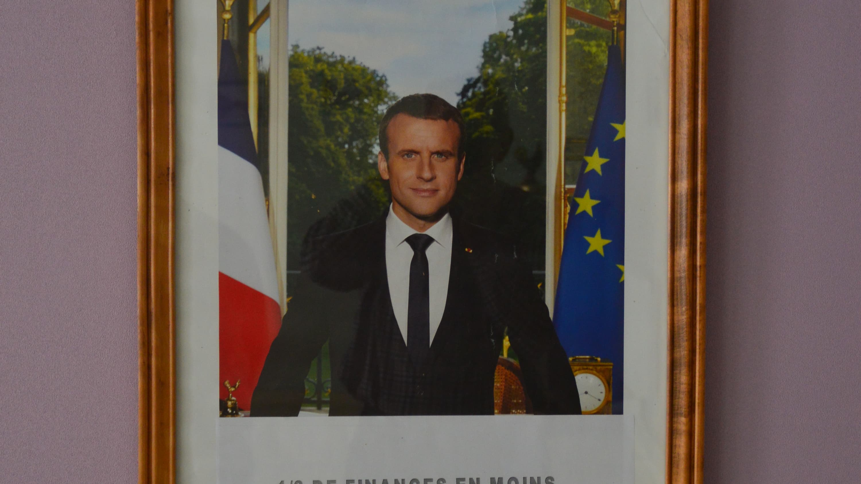 Le portrait d'Emmanuel Macron dans la mairie de Grand-Failly.