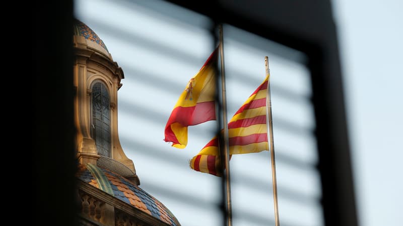 Les drapeaux espagnol et catalan flottent sur le parlement catalan, à Barcelone, le 27 octobre.