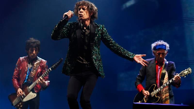 De gauche à droite, Ronnie Wood, Mick Jagger et Keith Richards. Les Rolling Stones se sont produits samedi soir pour la toute première fois à Glastonbury, le festival de rock le plus célèbre au monde, devant plus de 100.000 fans. /Photo prise le 29 juin 2