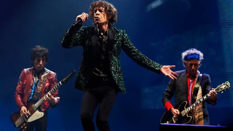 De gauche à droite, Ronnie Wood, Mick Jagger et Keith Richards. Les Rolling Stones se sont produits samedi soir pour la toute première fois à Glastonbury, le festival de rock le plus célèbre au monde, devant plus de 100.000 fans. /Photo prise le 29 juin 2