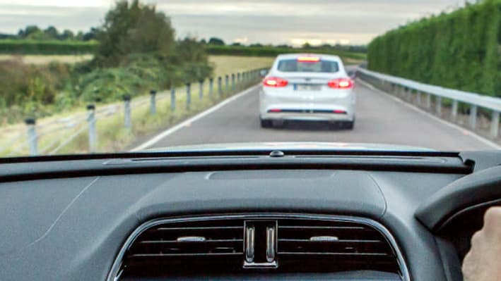 La technologie "Electronic Emergency Brake Light Assist" vise à améliorer le temps de réaction face à un freinage inattendu. La technologie "Electronic Emergency Brake Light Assist" vise à améliorer le temps de réaction face à un freinage inattendu.