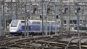 La SNCF va modifier plus de 10.000 horaires dans la nuit de samedi à dimanche, une révolution qui inquiète les quatre millions de Français qui prennent le train chaque jour pour se rendre à leur travail. /Photo d'archives/REUTERS/Jean-Paul Pélissier
