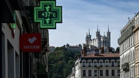 Un thermomètre de pharmacie indique une température de 37° C à Lyon, le 18 août 2023