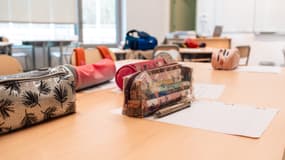 Des trousses d'écoliers dans une salle de classe de l'école primaire du groupe Marie de Gournay à Toulouse (Haute-Garonne), le 1er septembre 2025 (photo d'illustration)