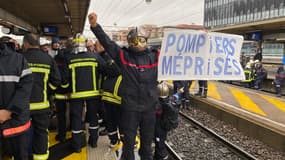 Un pompier en grève à la gare Part-Dieu de Lyon, le 8 octobre 2024, lors d'une action pour bloquer les voies. 