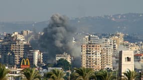 De la fumée s'élève après une frappe israélienne sur des villages près de la ville de Tyr, au sud du Liban, le 29 septembre 2024.
