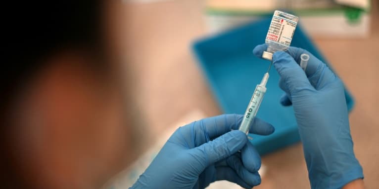 Préparation d'une dose de vaccin Moderna contre le Covid-19 le 4 décembre 2021 à Londres