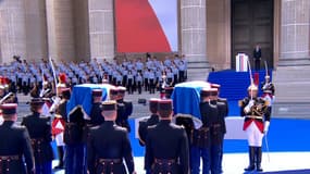 Les dépouilles de Simone Veil et de son époux Antoine sur le point de pénétrer dans l'enceinte du Panthéon. 