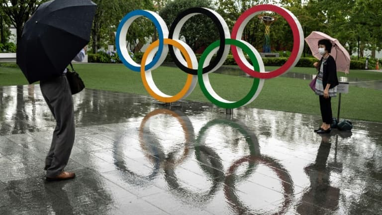 Les anneaux olympiques près du Stade National de Tokyo, le 23 juin 2021