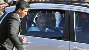 Le pape François arrive à la prison Palmasola.