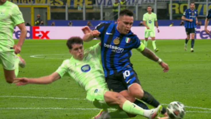 Lautaro Martinez taclé par Pau Cubarsi lors d'Inter Milan-Barça, en demi-finale retour de Ligue des champions, 6 mai 2025 Lautaro Martinez taclé par Pau Cubarsi lors d'Inter Milan-Barça, en demi-finale retour de Ligue des champions, 6 mai 2025